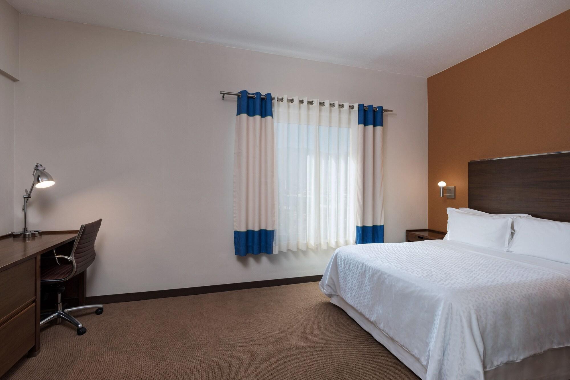 Four Points By Sheraton Galerias Monterrey Exterior foto A typical bedroom in a typical extended stay hotel
