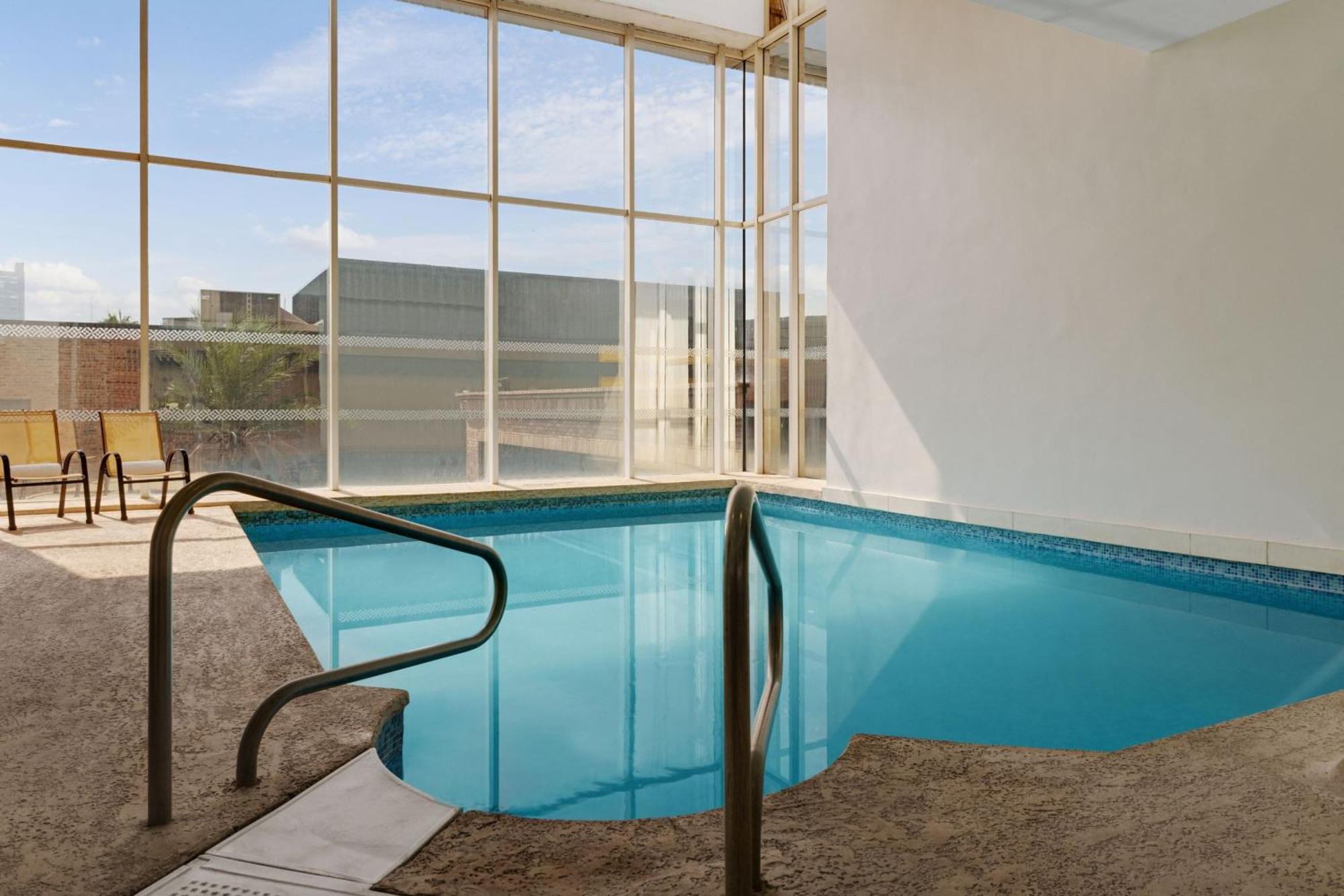 Four Points By Sheraton Galerias Monterrey Exterior foto The pool at the 1964 Olympic Village